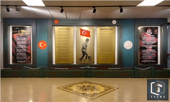 Atatürk Köşesi, Türkiye'nin modernleşme ve çağdaşlaşma sürecinde önemli bir rol oynayan Büyük Önder Mustafa Kemal Atatürk'ün mirasını ve ilhamını yaşatan sembolik bir alandır. Bu köşe, Atatürk'ün fikirlerini, prensiplerini ve mirasını gelecek nesillere aktarma amacını taşır. Atatürk'ün liderliği, vizyonu ve reformist yaklaşımı, Türkiye'nin bugünkü modern yapısının temelini oluşturur.

Atatürk Köşesi Nedir?

Atatürk Köşesi, genellikle okullar, kamu kurumları veya toplum merkezleri gibi kamu binalarında bulunan bir alandır. Bu köşelerde, Atatürk'ün portreleri, heykelleri, alıntıları ve yaşamına dair diğer semboller yer alır. Ayrıca, Atatürk'ün eserlerinden alıntılar, kitaplar ve belgeler de bu köşelerde sergilenir. Atatürk Köşesi, genellikle ziyaretçilerin Atatürk'ün hayatı, liderliği ve Türkiye'nin modernleşme süreci hakkında bilgi edinmelerini sağlayan bir eğitim aracı olarak işlev görür.

Atatürk Köşesi'nin Önemi:

Atatürk Köşesi, Türk toplumunda milli birlik ve beraberliğin güçlendirilmesine katkıda bulunur. Atatürk'ün vurguladığı gibi, Türk ulusu, ortak bir tarih, dil ve kültürle birbirine bağlıdır. Bu köşeler, Türk gençlerinin milli değerlere olan bağlılığını pekiştirir ve onları Atatürk'ün ilkeleriyle tanıştırır. Ayrıca, Atatürk Köşesi, Türkiye'nin geçmişine saygı duyulması ve gelecek nesillere aktarılması gereken değerlerin korunması açısından da önemlidir.