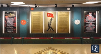 Atatürk Köşesi, Türkiye'nin modernleşme ve çağdaşlaşma sürecinde önemli bir rol oynayan Büyük Önder Mustafa Kemal Atatürk'ün mirasını ve ilhamını yaşatan sembolik bir alandır. Bu köşe, Atatürk'ün fikirlerini, prensiplerini ve mirasını gelecek nesillere aktarma amacını taşır. Atatürk'ün liderliği, vizyonu ve reformist yaklaşımı, Türkiye'nin bugünkü modern yapısının temelini oluşturur.

Atatürk Köşesi Nedir?

Atatürk Köşesi, genellikle okullar, kamu kurumları veya toplum merkezleri gibi kamu binalarında bulunan bir alandır. Bu köşelerde, Atatürk'ün portreleri, heykelleri, alıntıları ve yaşamına dair diğer semboller yer alır. Ayrıca, Atatürk'ün eserlerinden alıntılar, kitaplar ve belgeler de bu köşelerde sergilenir. Atatürk Köşesi, genellikle ziyaretçilerin Atatürk'ün hayatı, liderliği ve Türkiye'nin modernleşme süreci hakkında bilgi edinmelerini sağlayan bir eğitim aracı olarak işlev görür.

Atatürk Köşesi'nin Önemi:

Atatürk Köşesi, Türk toplumunda milli birlik ve beraberliğin güçlendirilmesine katkıda bulunur. Atatürk'ün vurguladığı gibi, Türk ulusu, ortak bir tarih, dil ve kültürle birbirine bağlıdır. Bu köşeler, Türk gençlerinin milli değerlere olan bağlılığını pekiştirir ve onları Atatürk'ün ilkeleriyle tanıştırır. Ayrıca, Atatürk Köşesi, Türkiye'nin geçmişine saygı duyulması ve gelecek nesillere aktarılması gereken değerlerin korunması açısından da önemlidir.