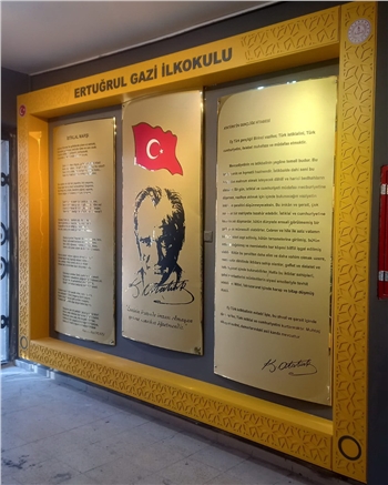 Atatürk Köşesi, Türkiye'nin modernleşme ve çağdaşlaşma sürecinde önemli bir rol oynayan Büyük Önder Mustafa Kemal Atatürk'ün mirasını ve ilhamını yaşatan sembolik bir alandır. Bu köşe, Atatürk'ün fikirlerini, prensiplerini ve mirasını gelecek nesillere aktarma amacını taşır. Atatürk'ün liderliği, vizyonu ve reformist yaklaşımı, Türkiye'nin bugünkü modern yapısının temelini oluşturur.

Atatürk Köşesi Nedir?

Atatürk Köşesi, genellikle okullar, kamu kurumları veya toplum merkezleri gibi kamu binalarında bulunan bir alandır. Bu köşelerde, Atatürk'ün portreleri, heykelleri, alıntıları ve yaşamına dair diğer semboller yer alır. Ayrıca, Atatürk'ün eserlerinden alıntılar, kitaplar ve belgeler de bu köşelerde sergilenir. Atatürk Köşesi, genellikle ziyaretçilerin Atatürk'ün hayatı, liderliği ve Türkiye'nin modernleşme süreci hakkında bilgi edinmelerini sağlayan bir eğitim aracı olarak işlev görür.

Atatürk Köşesi'nin Önemi:

Atatürk Köşesi, Türk toplumunda milli birlik ve beraberliğin güçlendirilmesine katkıda bulunur. Atatürk'ün vurguladığı gibi, Türk ulusu, ortak bir tarih, dil ve kültürle birbirine bağlıdır. Bu köşeler, Türk gençlerinin milli değerlere olan bağlılığını pekiştirir ve onları Atatürk'ün ilkeleriyle tanıştırır. Ayrıca, Atatürk Köşesi, Türkiye'nin geçmişine saygı duyulması ve gelecek nesillere aktarılması gereken değerlerin korunması açısından da önemlidir.