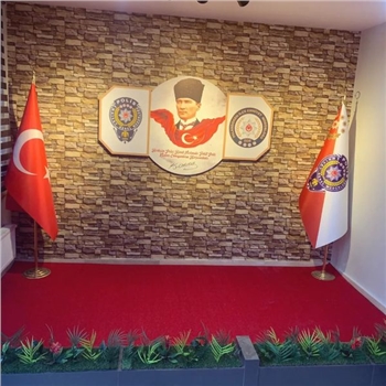 Atatürk Köşesi, Türkiye'nin modernleşme ve çağdaşlaşma sürecinde önemli bir rol oynayan Büyük Önder Mustafa Kemal Atatürk'ün mirasını ve ilhamını yaşatan sembolik bir alandır. Bu köşe, Atatürk'ün fikirlerini, prensiplerini ve mirasını gelecek nesillere aktarma amacını taşır. Atatürk'ün liderliği, vizyonu ve reformist yaklaşımı, Türkiye'nin bugünkü modern yapısının temelini oluşturur.

Atatürk Köşesi Nedir?

Atatürk Köşesi, genellikle okullar, kamu kurumları veya toplum merkezleri gibi kamu binalarında bulunan bir alandır. Bu köşelerde, Atatürk'ün portreleri, heykelleri, alıntıları ve yaşamına dair diğer semboller yer alır. Ayrıca, Atatürk'ün eserlerinden alıntılar, kitaplar ve belgeler de bu köşelerde sergilenir. Atatürk Köşesi, genellikle ziyaretçilerin Atatürk'ün hayatı, liderliği ve Türkiye'nin modernleşme süreci hakkında bilgi edinmelerini sağlayan bir eğitim aracı olarak işlev görür.

Atatürk Köşesi'nin Önemi:

Atatürk Köşesi, Türk toplumunda milli birlik ve beraberliğin güçlendirilmesine katkıda bulunur. Atatürk'ün vurguladığı gibi, Türk ulusu, ortak bir tarih, dil ve kültürle birbirine bağlıdır. Bu köşeler, Türk gençlerinin milli değerlere olan bağlılığını pekiştirir ve onları Atatürk'ün ilkeleriyle tanıştırır. Ayrıca, Atatürk Köşesi, Türkiye'nin geçmişine saygı duyulması ve gelecek nesillere aktarılması gereken değerlerin korunması açısından da önemlidir.