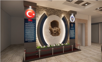 Atatürk Köşesi, Türkiye'nin modernleşme ve çağdaşlaşma sürecinde önemli bir rol oynayan Büyük Önder Mustafa Kemal Atatürk'ün mirasını ve ilhamını yaşatan sembolik bir alandır. Bu köşe, Atatürk'ün fikirlerini, prensiplerini ve mirasını gelecek nesillere aktarma amacını taşır. Atatürk'ün liderliği, vizyonu ve reformist yaklaşımı, Türkiye'nin bugünkü modern yapısının temelini oluşturur.

Atatürk Köşesi Nedir?

Atatürk Köşesi, genellikle okullar, kamu kurumları veya toplum merkezleri gibi kamu binalarında bulunan bir alandır. Bu köşelerde, Atatürk'ün portreleri, heykelleri, alıntıları ve yaşamına dair diğer semboller yer alır. Ayrıca, Atatürk'ün eserlerinden alıntılar, kitaplar ve belgeler de bu köşelerde sergilenir. Atatürk Köşesi, genellikle ziyaretçilerin Atatürk'ün hayatı, liderliği ve Türkiye'nin modernleşme süreci hakkında bilgi edinmelerini sağlayan bir eğitim aracı olarak işlev görür.

Atatürk Köşesi'nin Önemi:

Atatürk Köşesi, Türk toplumunda milli birlik ve beraberliğin güçlendirilmesine katkıda bulunur. Atatürk'ün vurguladığı gibi, Türk ulusu, ortak bir tarih, dil ve kültürle birbirine bağlıdır. Bu köşeler, Türk gençlerinin milli değerlere olan bağlılığını pekiştirir ve onları Atatürk'ün ilkeleriyle tanıştırır. Ayrıca, Atatürk Köşesi, Türkiye'nin geçmişine saygı duyulması ve gelecek nesillere aktarılması gereken değerlerin korunması açısından da önemlidir.