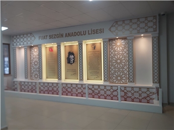 Atatürk Köşesi, Türkiye'nin modernleşme ve çağdaşlaşma sürecinde önemli bir rol oynayan Büyük Önder Mustafa Kemal Atatürk'ün mirasını ve ilhamını yaşatan sembolik bir alandır. Bu köşe, Atatürk'ün fikirlerini, prensiplerini ve mirasını gelecek nesillere aktarma amacını taşır. Atatürk'ün liderliği, vizyonu ve reformist yaklaşımı, Türkiye'nin bugünkü modern yapısının temelini oluşturur.

Atatürk Köşesi Nedir?

Atatürk Köşesi, genellikle okullar, kamu kurumları veya toplum merkezleri gibi kamu binalarında bulunan bir alandır. Bu köşelerde, Atatürk'ün portreleri, heykelleri, alıntıları ve yaşamına dair diğer semboller yer alır. Ayrıca, Atatürk'ün eserlerinden alıntılar, kitaplar ve belgeler de bu köşelerde sergilenir. Atatürk Köşesi, genellikle ziyaretçilerin Atatürk'ün hayatı, liderliği ve Türkiye'nin modernleşme süreci hakkında bilgi edinmelerini sağlayan bir eğitim aracı olarak işlev görür.

Atatürk Köşesi'nin Önemi:

Atatürk Köşesi, Türk toplumunda milli birlik ve beraberliğin güçlendirilmesine katkıda bulunur. Atatürk'ün vurguladığı gibi, Türk ulusu, ortak bir tarih, dil ve kültürle birbirine bağlıdır. Bu köşeler, Türk gençlerinin milli değerlere olan bağlılığını pekiştirir ve onları Atatürk'ün ilkeleriyle tanıştırır. Ayrıca, Atatürk Köşesi, Türkiye'nin geçmişine saygı duyulması ve gelecek nesillere aktarılması gereken değerlerin korunması açısından da önemlidir.