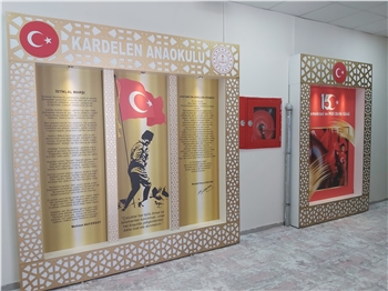 Atatürk Köşesi, Türkiye'nin modernleşme ve çağdaşlaşma sürecinde önemli bir rol oynayan Büyük Önder Mustafa Kemal Atatürk'ün mirasını ve ilhamını yaşatan sembolik bir alandır. Bu köşe, Atatürk'ün fikirlerini, prensiplerini ve mirasını gelecek nesillere aktarma amacını taşır. Atatürk'ün liderliği, vizyonu ve reformist yaklaşımı, Türkiye'nin bugünkü modern yapısının temelini oluşturur.

Atatürk Köşesi Nedir?

Atatürk Köşesi, genellikle okullar, kamu kurumları veya toplum merkezleri gibi kamu binalarında bulunan bir alandır. Bu köşelerde, Atatürk'ün portreleri, heykelleri, alıntıları ve yaşamına dair diğer semboller yer alır. Ayrıca, Atatürk'ün eserlerinden alıntılar, kitaplar ve belgeler de bu köşelerde sergilenir. Atatürk Köşesi, genellikle ziyaretçilerin Atatürk'ün hayatı, liderliği ve Türkiye'nin modernleşme süreci hakkında bilgi edinmelerini sağlayan bir eğitim aracı olarak işlev görür.

Atatürk Köşesi'nin Önemi:

Atatürk Köşesi, Türk toplumunda milli birlik ve beraberliğin güçlendirilmesine katkıda bulunur. Atatürk'ün vurguladığı gibi, Türk ulusu, ortak bir tarih, dil ve kültürle birbirine bağlıdır. Bu köşeler, Türk gençlerinin milli değerlere olan bağlılığını pekiştirir ve onları Atatürk'ün ilkeleriyle tanıştırır. Ayrıca, Atatürk Köşesi, Türkiye'nin geçmişine saygı duyulması ve gelecek nesillere aktarılması gereken değerlerin korunması açısından da önemlidir.