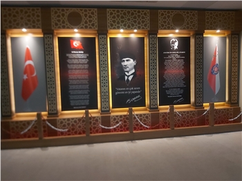 Atatürk Köşesi, Türkiye'nin modernleşme ve çağdaşlaşma sürecinde önemli bir rol oynayan Büyük Önder Mustafa Kemal Atatürk'ün mirasını ve ilhamını yaşatan sembolik bir alandır. Bu köşe, Atatürk'ün fikirlerini, prensiplerini ve mirasını gelecek nesillere aktarma amacını taşır. Atatürk'ün liderliği, vizyonu ve reformist yaklaşımı, Türkiye'nin bugünkü modern yapısının temelini oluşturur.

Atatürk Köşesi Nedir?

Atatürk Köşesi, genellikle okullar, kamu kurumları veya toplum merkezleri gibi kamu binalarında bulunan bir alandır. Bu köşelerde, Atatürk'ün portreleri, heykelleri, alıntıları ve yaşamına dair diğer semboller yer alır. Ayrıca, Atatürk'ün eserlerinden alıntılar, kitaplar ve belgeler de bu köşelerde sergilenir. Atatürk Köşesi, genellikle ziyaretçilerin Atatürk'ün hayatı, liderliği ve Türkiye'nin modernleşme süreci hakkında bilgi edinmelerini sağlayan bir eğitim aracı olarak işlev görür.

Atatürk Köşesi'nin Önemi:

Atatürk Köşesi, Türk toplumunda milli birlik ve beraberliğin güçlendirilmesine katkıda bulunur. Atatürk'ün vurguladığı gibi, Türk ulusu, ortak bir tarih, dil ve kültürle birbirine bağlıdır. Bu köşeler, Türk gençlerinin milli değerlere olan bağlılığını pekiştirir ve onları Atatürk'ün ilkeleriyle tanıştırır. Ayrıca, Atatürk Köşesi, Türkiye'nin geçmişine saygı duyulması ve gelecek nesillere aktarılması gereken değerlerin korunması açısından da önemlidir.