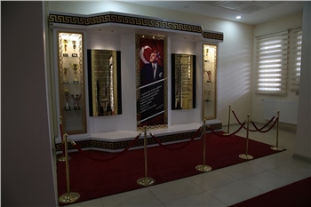 Atatürk Köşesi, Türkiye'nin modernleşme ve çağdaşlaşma sürecinde önemli bir rol oynayan Büyük Önder Mustafa Kemal Atatürk'ün mirasını ve ilhamını yaşatan sembolik bir alandır. Bu köşe, Atatürk'ün fikirlerini, prensiplerini ve mirasını gelecek nesillere aktarma amacını taşır. Atatürk'ün liderliği, vizyonu ve reformist yaklaşımı, Türkiye'nin bugünkü modern yapısının temelini oluşturur.

Atatürk Köşesi Nedir?

Atatürk Köşesi, genellikle okullar, kamu kurumları veya toplum merkezleri gibi kamu binalarında bulunan bir alandır. Bu köşelerde, Atatürk'ün portreleri, heykelleri, alıntıları ve yaşamına dair diğer semboller yer alır. Ayrıca, Atatürk'ün eserlerinden alıntılar, kitaplar ve belgeler de bu köşelerde sergilenir. Atatürk Köşesi, genellikle ziyaretçilerin Atatürk'ün hayatı, liderliği ve Türkiye'nin modernleşme süreci hakkında bilgi edinmelerini sağlayan bir eğitim aracı olarak işlev görür.

Atatürk Köşesi'nin Önemi:

Atatürk Köşesi, Türk toplumunda milli birlik ve beraberliğin güçlendirilmesine katkıda bulunur. Atatürk'ün vurguladığı gibi, Türk ulusu, ortak bir tarih, dil ve kültürle birbirine bağlıdır. Bu köşeler, Türk gençlerinin milli değerlere olan bağlılığını pekiştirir ve onları Atatürk'ün ilkeleriyle tanıştırır. Ayrıca, Atatürk Köşesi, Türkiye'nin geçmişine saygı duyulması ve gelecek nesillere aktarılması gereken değerlerin korunması açısından da önemlidir.