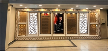 Atatürk Köşesi, Türkiye'nin modernleşme ve çağdaşlaşma sürecinde önemli bir rol oynayan Büyük Önder Mustafa Kemal Atatürk'ün mirasını ve ilhamını yaşatan sembolik bir alandır. Bu köşe, Atatürk'ün fikirlerini, prensiplerini ve mirasını gelecek nesillere aktarma amacını taşır. Atatürk'ün liderliği, vizyonu ve reformist yaklaşımı, Türkiye'nin bugünkü modern yapısının temelini oluşturur.

Atatürk Köşesi Nedir?

Atatürk Köşesi, genellikle okullar, kamu kurumları veya toplum merkezleri gibi kamu binalarında bulunan bir alandır. Bu köşelerde, Atatürk'ün portreleri, heykelleri, alıntıları ve yaşamına dair diğer semboller yer alır. Ayrıca, Atatürk'ün eserlerinden alıntılar, kitaplar ve belgeler de bu köşelerde sergilenir. Atatürk Köşesi, genellikle ziyaretçilerin Atatürk'ün hayatı, liderliği ve Türkiye'nin modernleşme süreci hakkında bilgi edinmelerini sağlayan bir eğitim aracı olarak işlev görür.

Atatürk Köşesi'nin Önemi:

Atatürk Köşesi, Türk toplumunda milli birlik ve beraberliğin güçlendirilmesine katkıda bulunur. Atatürk'ün vurguladığı gibi, Türk ulusu, ortak bir tarih, dil ve kültürle birbirine bağlıdır. Bu köşeler, Türk gençlerinin milli değerlere olan bağlılığını pekiştirir ve onları Atatürk'ün ilkeleriyle tanıştırır. Ayrıca, Atatürk Köşesi, Türkiye'nin geçmişine saygı duyulması ve gelecek nesillere aktarılması gereken değerlerin korunması açısından da önemlidir.