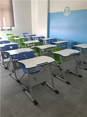 Sınavlar, öğrencilerin bilgi ve becerilerini ölçmek için önemli bir araçtır ve bu süreçte sınav salonlarının düzeni ve diziplini oldukça önemlidir. Tek sıra oturma düzeni, öğrencilerin sınav sırasında daha rahat ve düzenli bir şekilde oturmalarını sağlar.

Tek Sıra Oturma Düzeninin Özellikleri ve Faydaları

Düzen ve Diziplin: Tek sıra oturma düzeni, sınav salonlarında düzeni sağlar. Her öğrencinin belirlenmiş bir masası ve yerleşim düzeni olduğunda, sınav yönetimi daha kolay hale gelir ve öğrenciler arasında daha az karışıklık olur.

Haksızlık Riskini Azaltma: Tek sıra oturma düzeni, öğrenciler arasında haksızlık veya kopya çekme riskini azaltır. Her öğrenci, birbirine yakın olmayan ve gözetmenlerin gözetimini kolaylaştıran belirli bir mesafede oturur.

Daha Etkili Gözetim: Tek sıra oturma düzeni, gözetmenlerin sınav sırasında öğrencileri daha etkili bir şekilde gözetlemesini sağlar. Her öğrencinin masası daha iyi erişilebilir ve gözetmenlerin dikkat dağılmadan öğrencileri izlemesine olanak tanır.

Sınav Odaklanmasını Artırma: Tek sıra oturma düzeni, öğrencilerin sınav odaklanmasını artırır. Dikkat dağınıklığını azaltır ve öğrencilerin sınav süresince daha iyi odaklanmalarını sağlar.

Sonuç

Tek sıra oturma düzeni, sınav salonlarında düzeni sağlayan ve sınav yönetimini kolaylaştıran önemli bir unsurdur. Düzenli ve düzgün bir oturma düzeni, öğrencilerin sınav sırasında daha rahat hissetmelerini sağlar ve sınavın adil bir şekilde yönetilmesini sağlar. Bu sayede, sınav süreci daha verimli hale gelir ve öğrencilerin başarısı için daha uygun bir ortam sağlanmış olur.