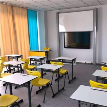 Sınavlar, öğrencilerin bilgi ve becerilerini ölçmek için önemli bir araçtır ve bu süreçte sınav salonlarının düzeni ve diziplini oldukça önemlidir. Tek sıra oturma düzeni, öğrencilerin sınav sırasında daha rahat ve düzenli bir şekilde oturmalarını sağlar.

Tek Sıra Oturma Düzeninin Özellikleri ve Faydaları

Düzen ve Diziplin: Tek sıra oturma düzeni, sınav salonlarında düzeni sağlar. Her öğrencinin belirlenmiş bir masası ve yerleşim düzeni olduğunda, sınav yönetimi daha kolay hale gelir ve öğrenciler arasında daha az karışıklık olur.

Haksızlık Riskini Azaltma: Tek sıra oturma düzeni, öğrenciler arasında haksızlık veya kopya çekme riskini azaltır. Her öğrenci, birbirine yakın olmayan ve gözetmenlerin gözetimini kolaylaştıran belirli bir mesafede oturur.

Daha Etkili Gözetim: Tek sıra oturma düzeni, gözetmenlerin sınav sırasında öğrencileri daha etkili bir şekilde gözetlemesini sağlar. Her öğrencinin masası daha iyi erişilebilir ve gözetmenlerin dikkat dağılmadan öğrencileri izlemesine olanak tanır.

Sınav Odaklanmasını Artırma: Tek sıra oturma düzeni, öğrencilerin sınav odaklanmasını artırır. Dikkat dağınıklığını azaltır ve öğrencilerin sınav süresince daha iyi odaklanmalarını sağlar.

Sonuç

Tek sıra oturma düzeni, sınav salonlarında düzeni sağlayan ve sınav yönetimini kolaylaştıran önemli bir unsurdur. Düzenli ve düzgün bir oturma düzeni, öğrencilerin sınav sırasında daha rahat hissetmelerini sağlar ve sınavın adil bir şekilde yönetilmesini sağlar. Bu sayede, sınav süreci daha verimli hale gelir ve öğrencilerin başarısı için daha uygun bir ortam sağlanmış olur.